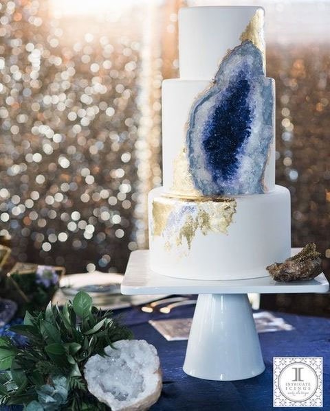 gateau de mariage original artistique avec pierre précieuse géode, decor mariage theme mineral, decor gateau wedding cake avec geode